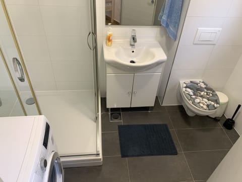 Economy Quadruple Room | Bathroom | Hair dryer, towels