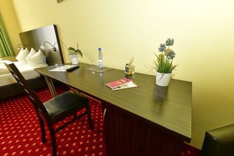 Double Room, 1 King Bed, Non Smoking | In-room safe, desk, laptop workspace, free WiFi