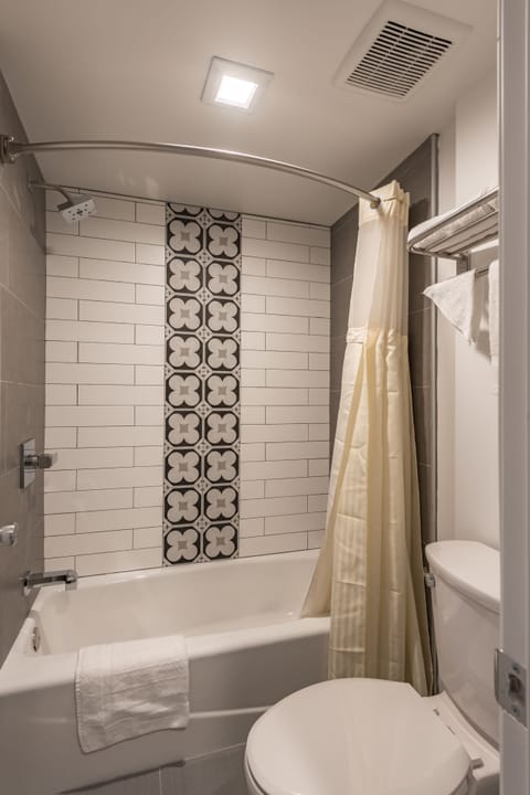 Deluxe Room, 1 King Bed, Non Smoking | Bathroom | Combined shower/tub, rainfall showerhead, towels