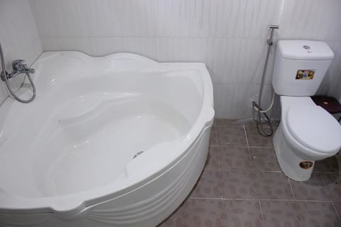 Combined shower/tub, deep soaking tub, free toiletries, bathrobes