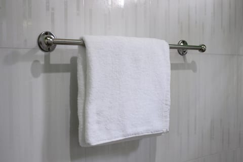 Combined shower/tub, deep soaking tub, free toiletries, bathrobes