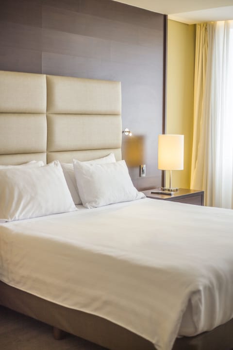 Deluxe Room, 1 Queen Bed (Deluxe Junior Suite Queen Bed) | Premium bedding, pillowtop beds, in-room safe, desk