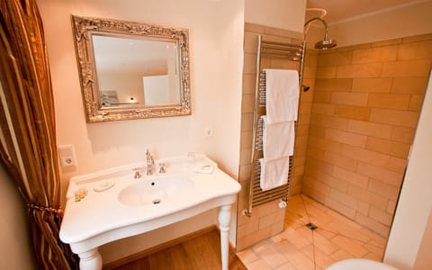 Double Room (Grace) | Bathroom | Separate tub and shower, deep soaking tub, free toiletries, hair dryer