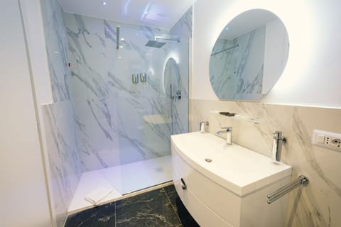 Camera Standard con letto matrimoniale o 2 letti singoli, vista città | Bathroom | Shower, towels