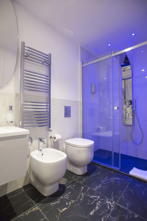 Suite, City View (ARGENTO) | Bathroom | Shower, towels