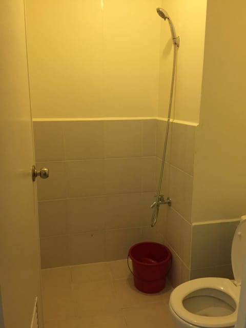 Deluxe Condo | Bathroom | Shower, free toiletries, slippers, towels