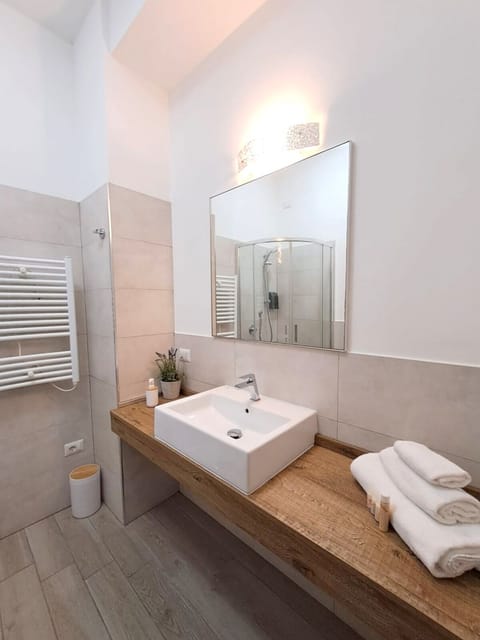 Superior Double Room | Bathroom | Shower, rainfall showerhead, free toiletries, hair dryer