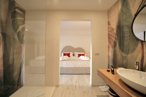 Deluxe Suite | Bathroom | Shower, rainfall showerhead, designer toiletries, hair dryer