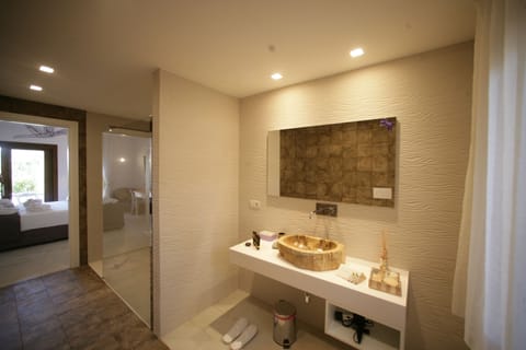Superior Suite, Sea View | Bathroom | Shower, rainfall showerhead, designer toiletries, hair dryer