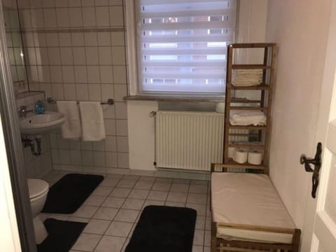 Apartment (Nr. 5) | Bathroom | Shower, slippers, towels