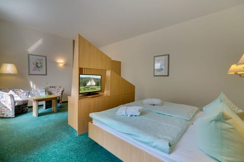 Double Room | Minibar, desk, free cribs/infant beds, rollaway beds