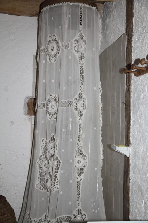 Shower, rainfall showerhead, free toiletries, towels