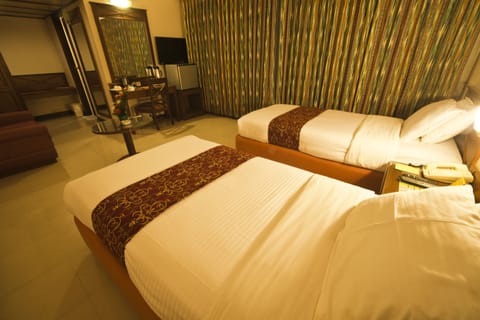 Executive Double or Twin Room, 1 Queen Bed, Non Smoking | Desk, laptop workspace, free WiFi, bed sheets