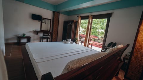 Jacking Horse Room | Desk, bed sheets
