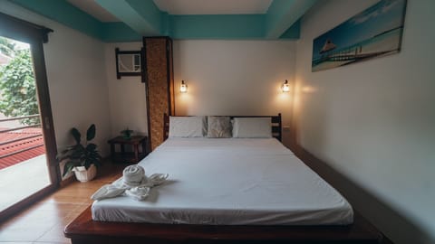 Deluxe Single Room, 1 Bedroom | Desk, bed sheets