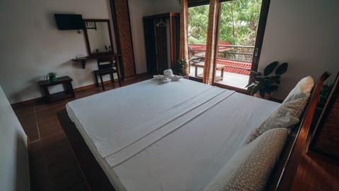 Deluxe Single Room, 1 Bedroom | Desk, bed sheets