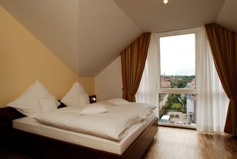 Double Room | Minibar, desk, blackout drapes, free WiFi