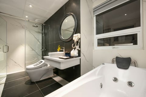 Senior Double Room | Bathroom | Jetted tub, rainfall showerhead, free toiletries, hair dryer