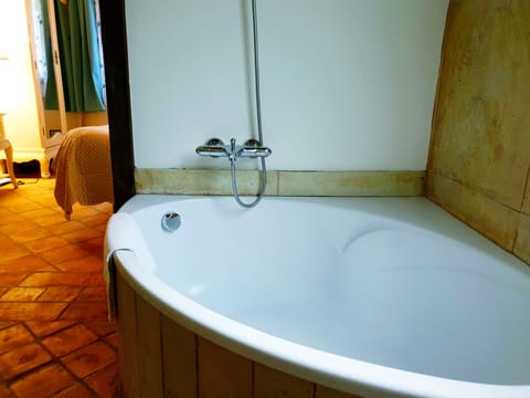 Double Room (Blava) | Deep soaking bathtub