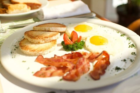 Daily cooked-to-order breakfast (USD 20 per person)