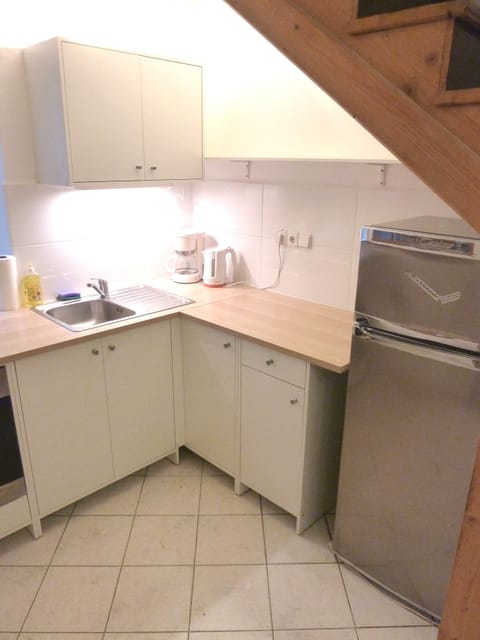 Apartment, 3 Bedrooms | Private kitchen | Fridge, microwave, stovetop, coffee/tea maker