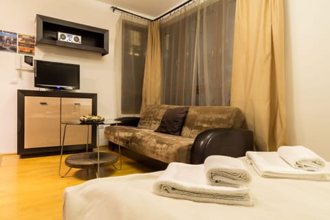 Deluxe Studio | Living area | Flat-screen TV