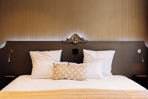 Comfort Double or Twin Room | Minibar, in-room safe, desk, blackout drapes