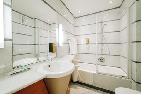 Combined shower/tub, free toiletries, hair dryer, towels