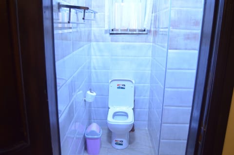 Separate tub and shower, deep soaking tub, free toiletries, towels