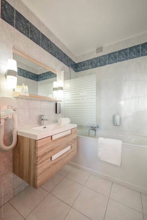 Combined shower/tub, towels