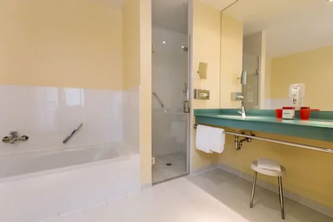 Junior Suite | Bathroom | Free toiletries, hair dryer, towels, soap