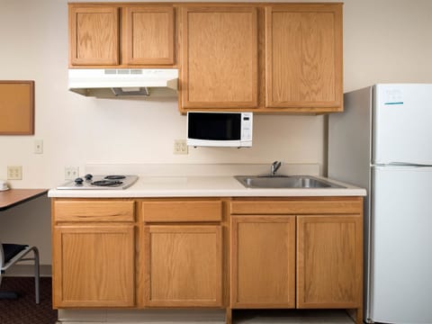 Full-size fridge, microwave, stovetop