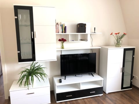 Apartment (highchair,child travel bed- surcharge) | Living room | Flat-screen TV, books, stereo