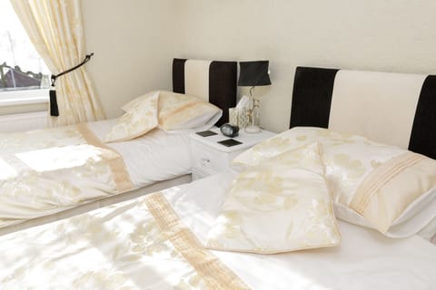 Twin Room (Orchid Room) | Premium bedding, individually decorated, individually furnished, desk