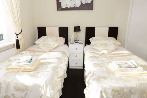 Twin Room (Orchid Room) | Premium bedding, individually decorated, individually furnished, desk