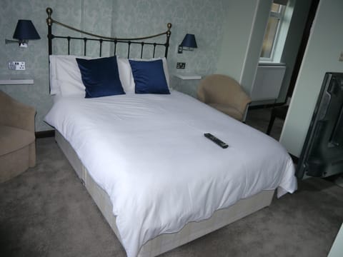 Deluxe Suite, 1 King Bed, Non Smoking | Premium bedding, Select Comfort beds, desk, laptop workspace