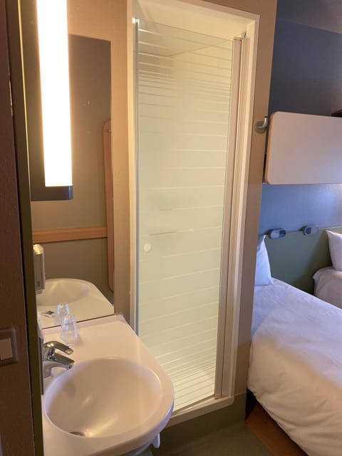 Triple Room, Multiple Beds | Bathroom | Shower, eco-friendly toiletries, towels