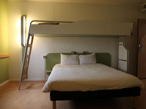 Triple Room, Multiple Beds | Desk, blackout drapes, soundproofing, free WiFi