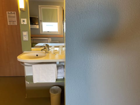 Double Room | Bathroom sink