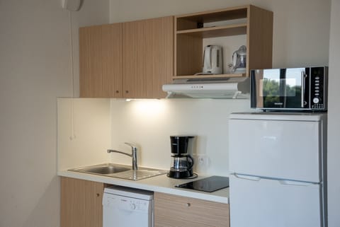 Studio, 1 Double or 2 Twin Beds, Accessible | Private kitchen | Fridge, oven, stovetop, coffee/tea maker