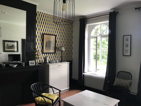 Deluxe Double Room, 1 King Bed (Sherlock Holmes) | Room amenity