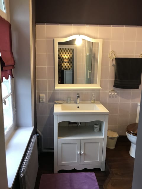 Deluxe Double Room, 1 King Bed (Sherlock Holmes) | Bathroom | Shower, hair dryer, towels