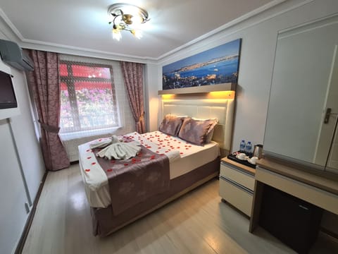 Standard Double Room | Premium bedding, minibar, in-room safe, desk