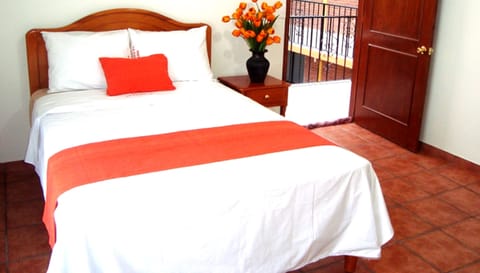 Double Room | In-room safe, iron/ironing board, free WiFi