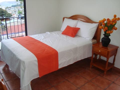 Double Room | In-room safe, iron/ironing board, free WiFi