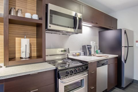 Full-size fridge, microwave, oven, stovetop