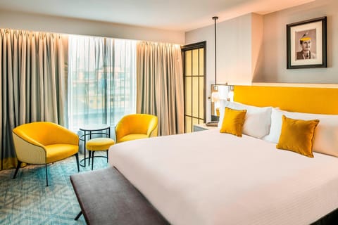 Executive Room, 1 King Bed | Hypo-allergenic bedding, minibar, in-room safe, desk