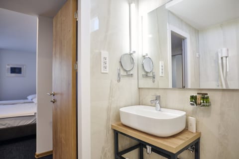 Triple Room with Balcony | Bathroom | Shower, rainfall showerhead, free toiletries, hair dryer