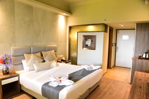 Premier Room, 1 Double Bed | 1 bedroom, premium bedding, minibar, in-room safe