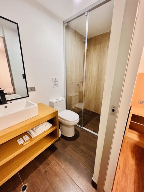Executive Room | Bathroom | Shower, towels